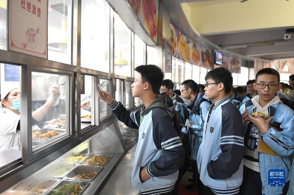 以来,广西南宁市第三中学开展"光盘赢甜品"活动,师生在食堂就餐结束后