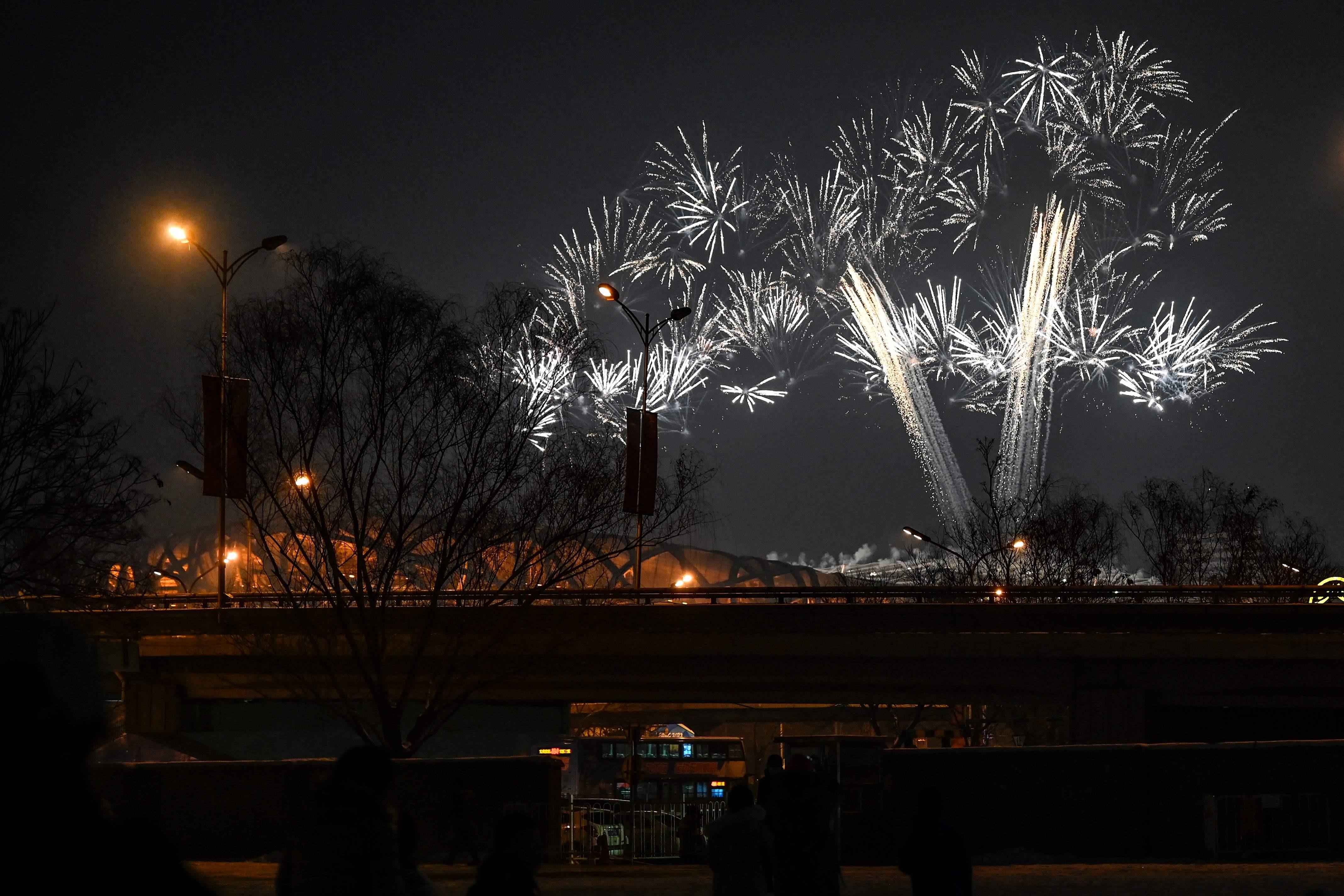 北京冬奥会开幕式彩排 绚烂烟火点亮鸟巢夜空