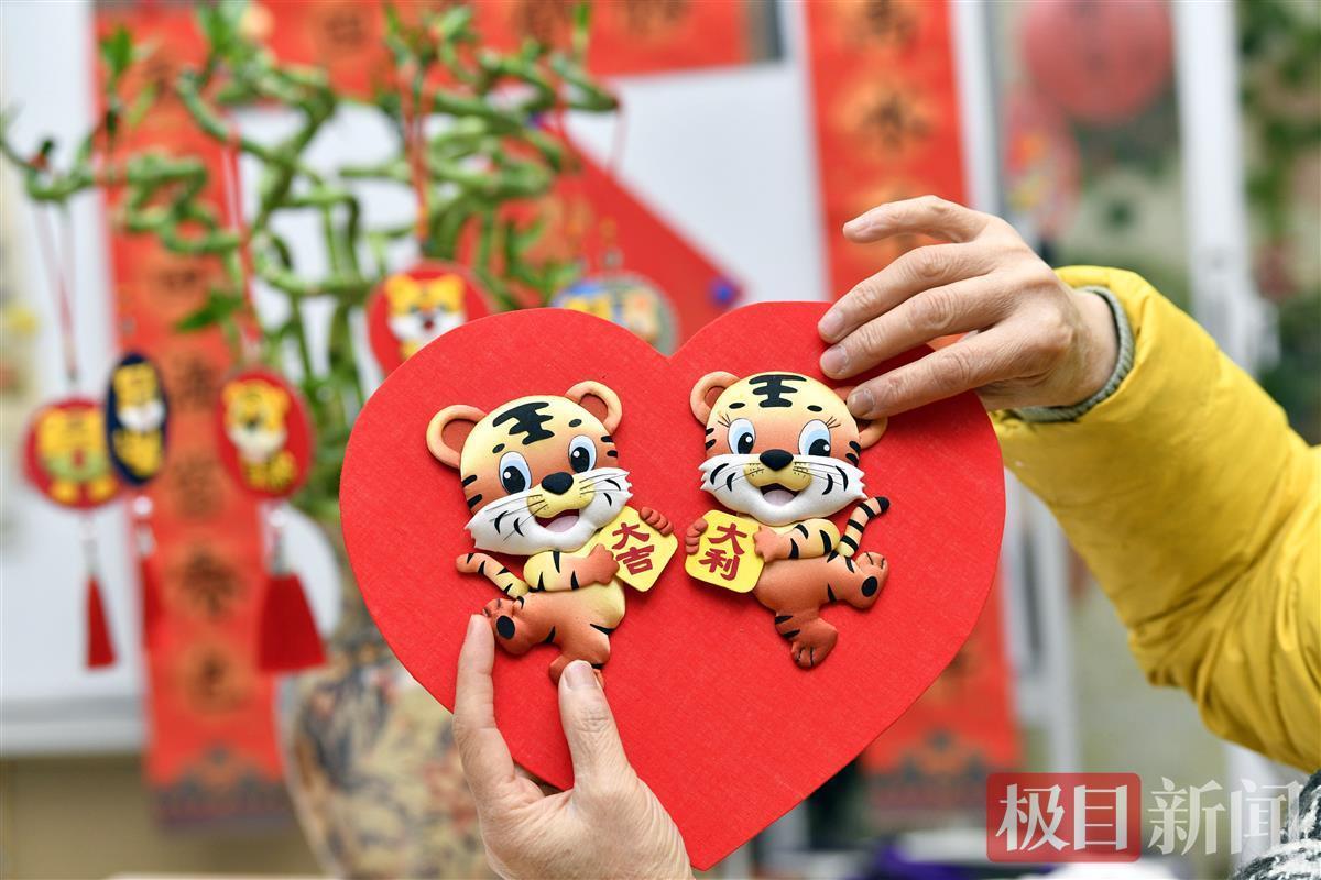 非遗布艺堆绣传承人冯晓明,带领爱好者们共同制作虎头布艺堆绣作品