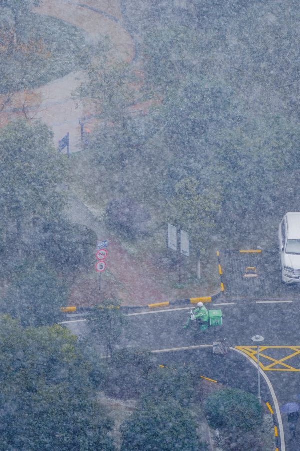 团结大道园林路一小区,摄影师"andreas"在家中拍到窗外大雪纷飞的场景