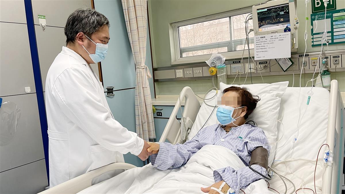 六旬老人突发心梗倒在停车场医护路过紧急抢救挽回生命