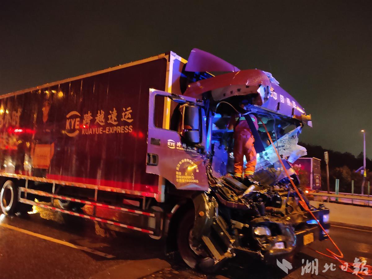 凌晨4时31分,在洪山区三环线老武黄立交段也发生了一起交通事故,是两