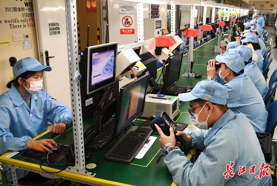 1月4日,中国信科集团智能化生产车间天线装配生产线正忙碌生产