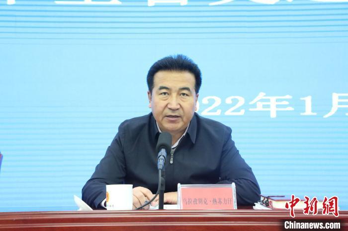 图为青海省交通运输厅党组书记,厅长乌拉孜别克·热苏力汗发言.