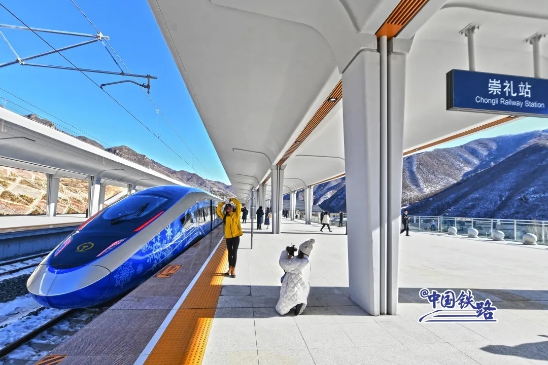 太锡铁路南起崇礼铁路太子城站,北到内蒙古自治区锡林浩特市,线路全长