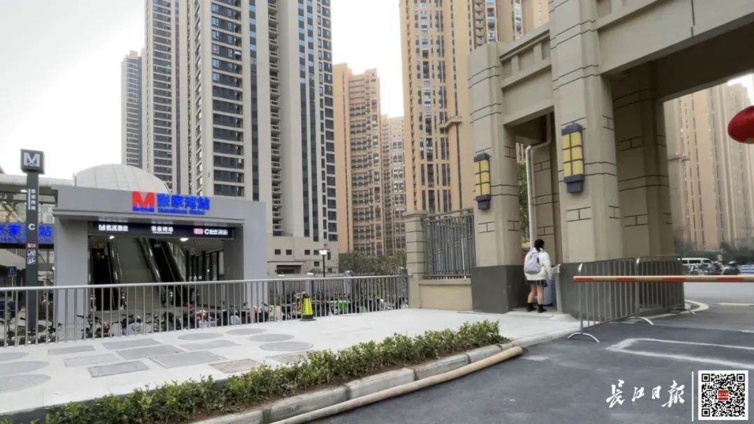 "29日下午5时,记者来到保利上城小区东区,业主胡先生说,他儿子在汉口