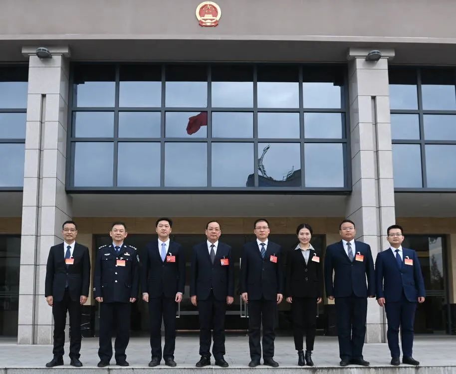 区第十三届人民代表大会第一次会议选举产生了神农架林区人民政府区长