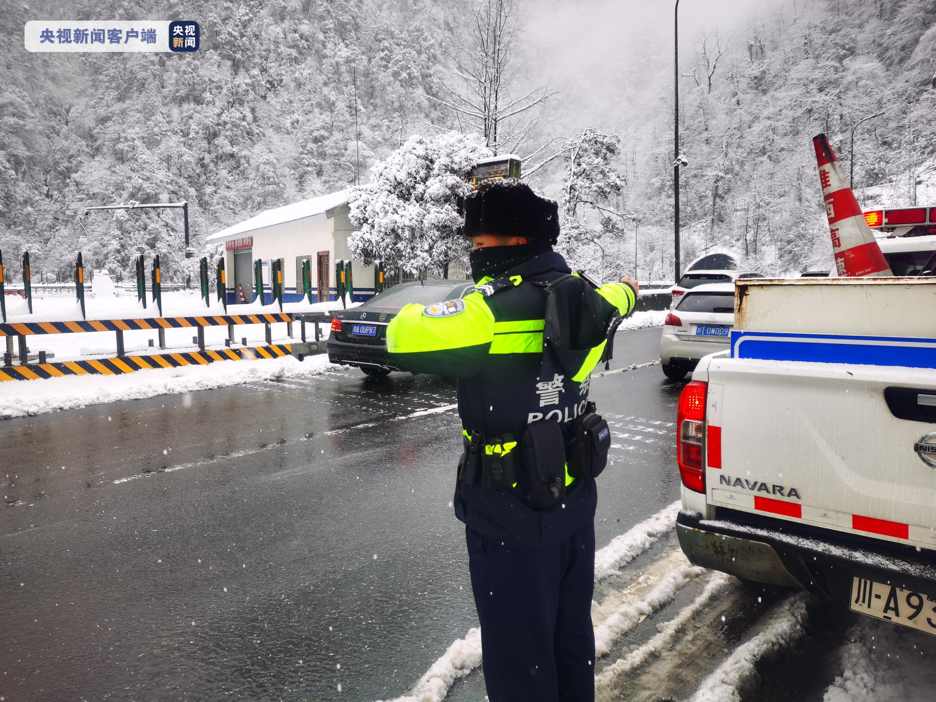 受降雪影响四川雅西高速今日暂无法恢复双向正常通行