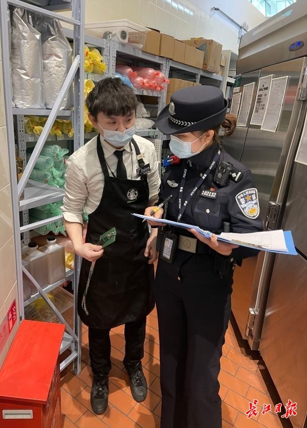 帮忙办临时乘机证明帮忙带孩子空港警花成了移动问询点