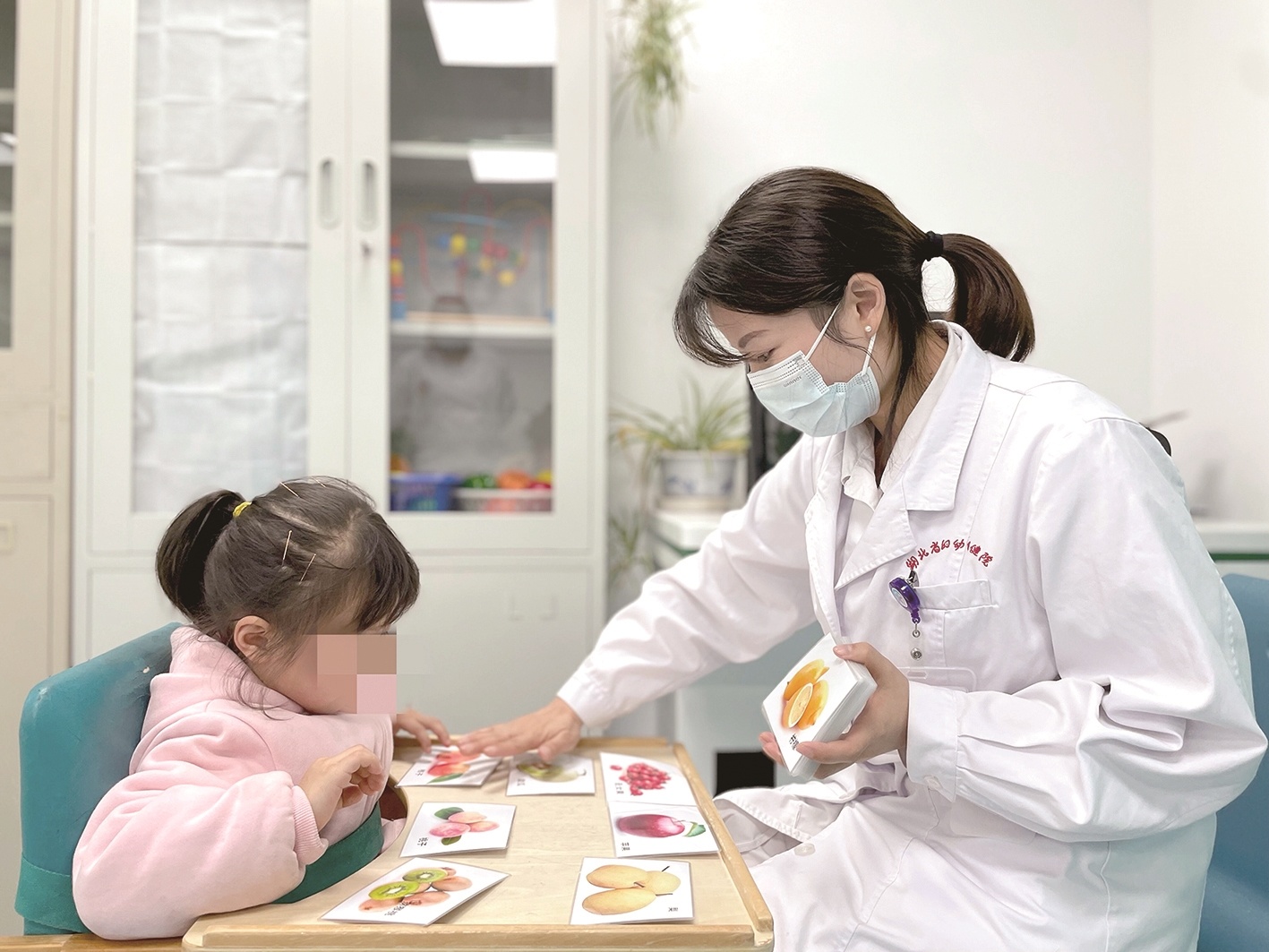 搭积木捏珠子投篮球每个孩子玩法都不同作业治疗帮特殊小天使起跑