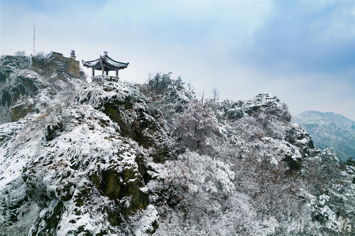 1月30日,武汉木兰山风景区雪后初霁,满山银装素裹,在冬日暖阳照耀下