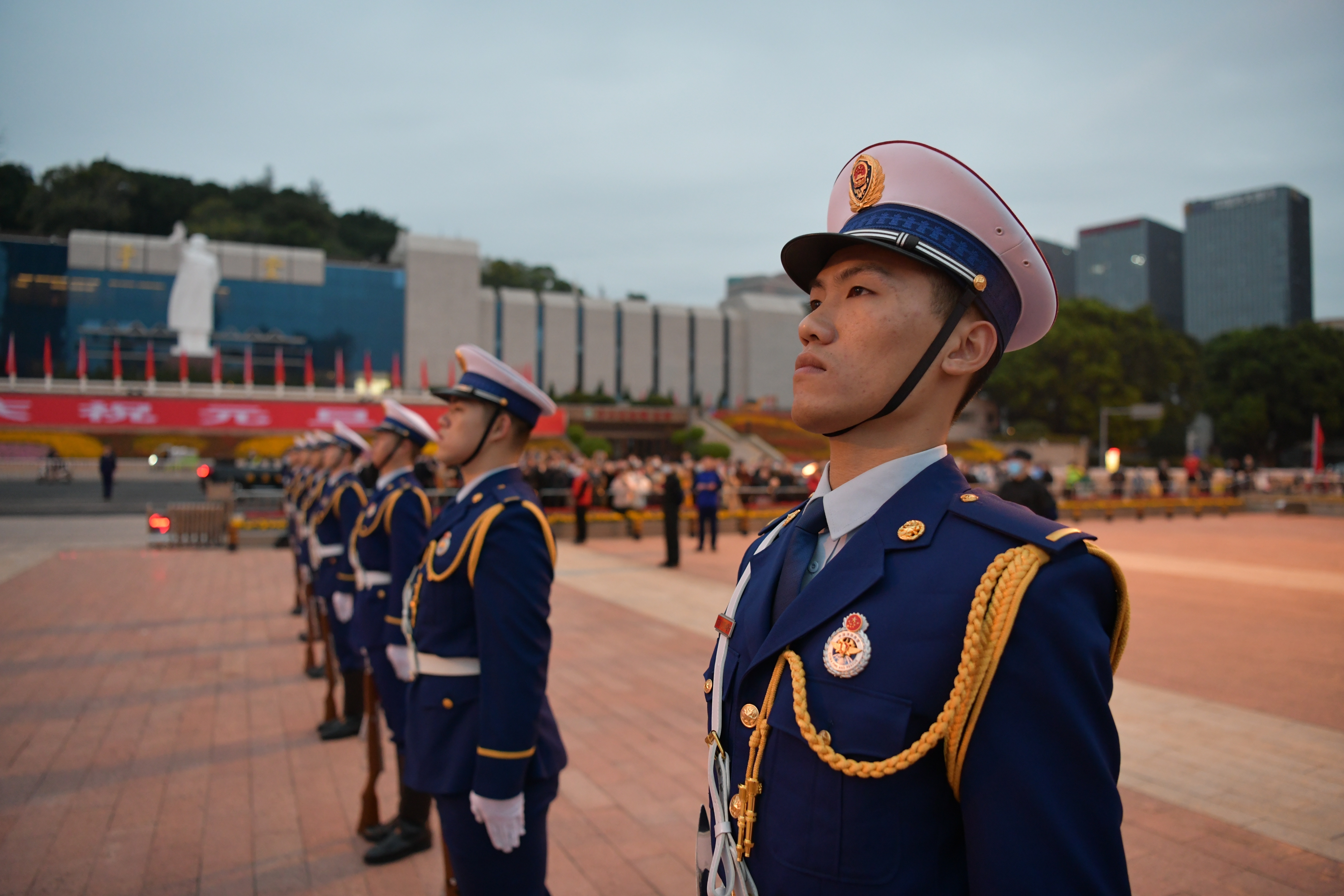 向国旗敬礼!福州新年的第一面五星红旗,由火焰蓝升起