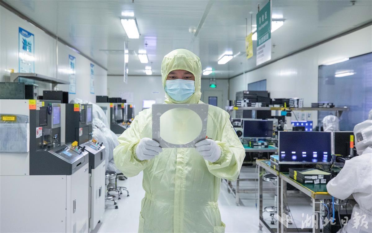 芯片有限公司(葛店开发区)技术人员在无尘车间检测光通讯光电子芯片