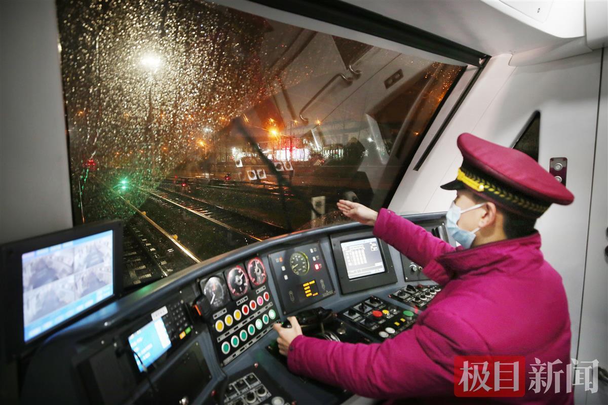 保障雨雪天气安全运营,武汉地铁轧道车提前半小时"探路"-荆楚网-湖北