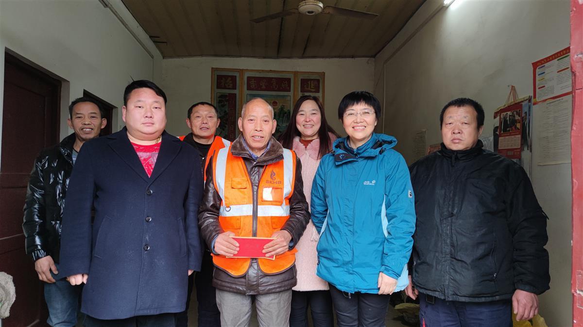 1月26日,南方小年,湖北省客环保公司书记许文红带领慰问小分队,冒雨驱