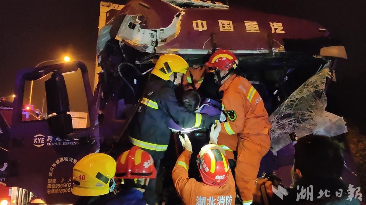 夜间切勿疲劳驾驶凌晨武汉三环线两起追尾车祸