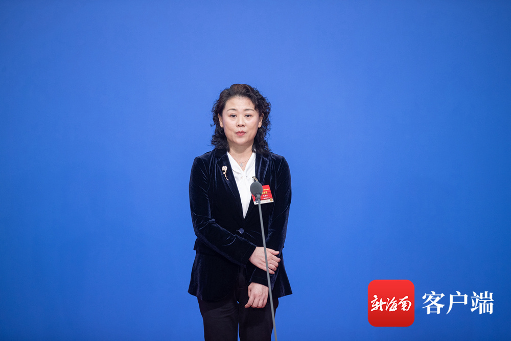 海南省两会委员通道特写一支话筒传递出海南的开放活力与自信