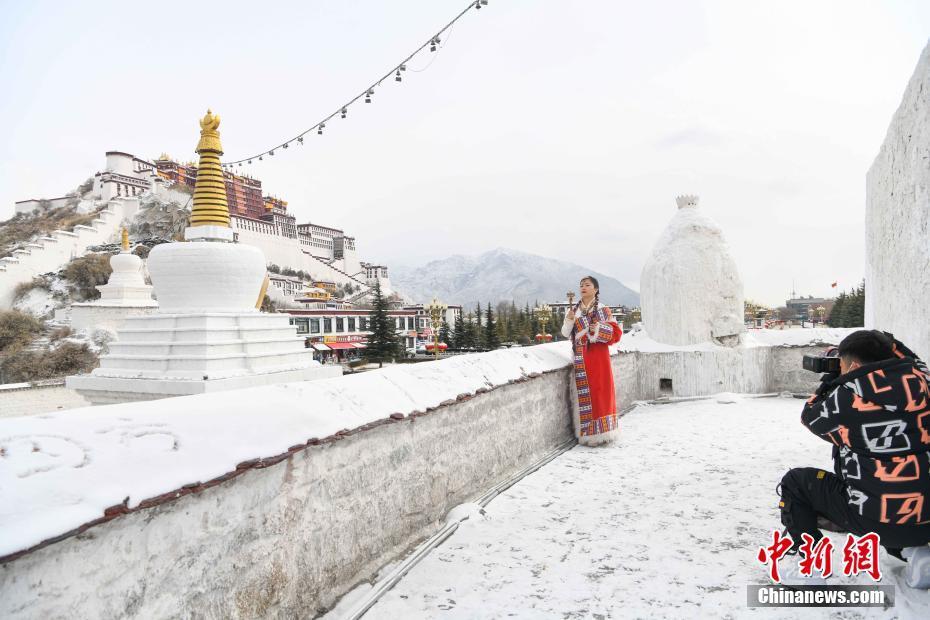 拉萨雪景美如画