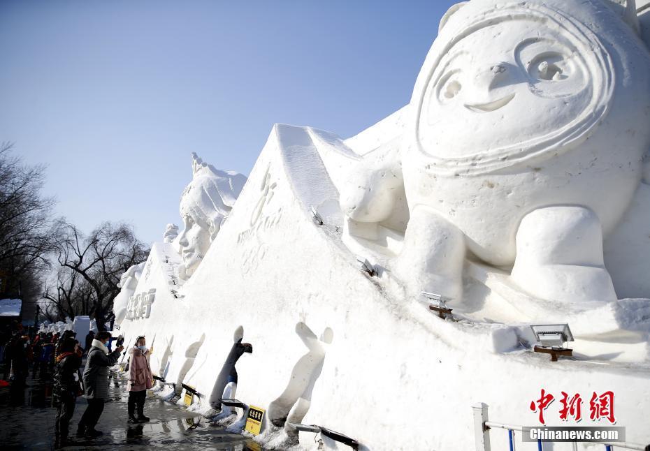 黑龍江哈爾濱冰墩墩雪雕和冰雕火爆全城