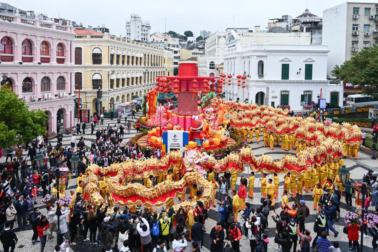 送祝福迎新春澳门举行金龙醒狮巡游活动