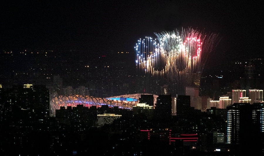 北京冬奥会举行开幕式 绚烂焰火点亮鸟巢