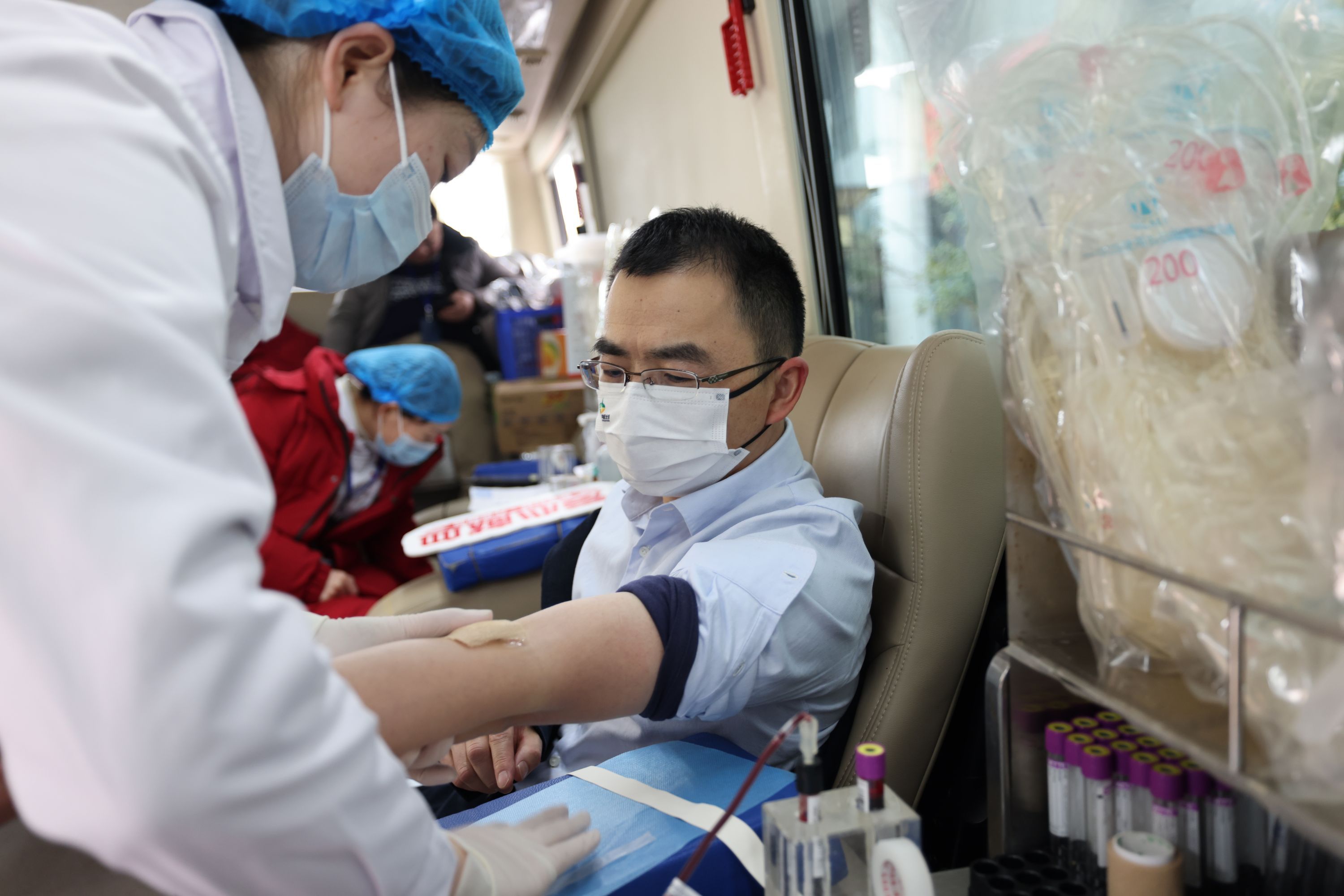 来自高科医疗器械园区企业武汉金开瑞的李昆鹏也一大早赶过来参与献血