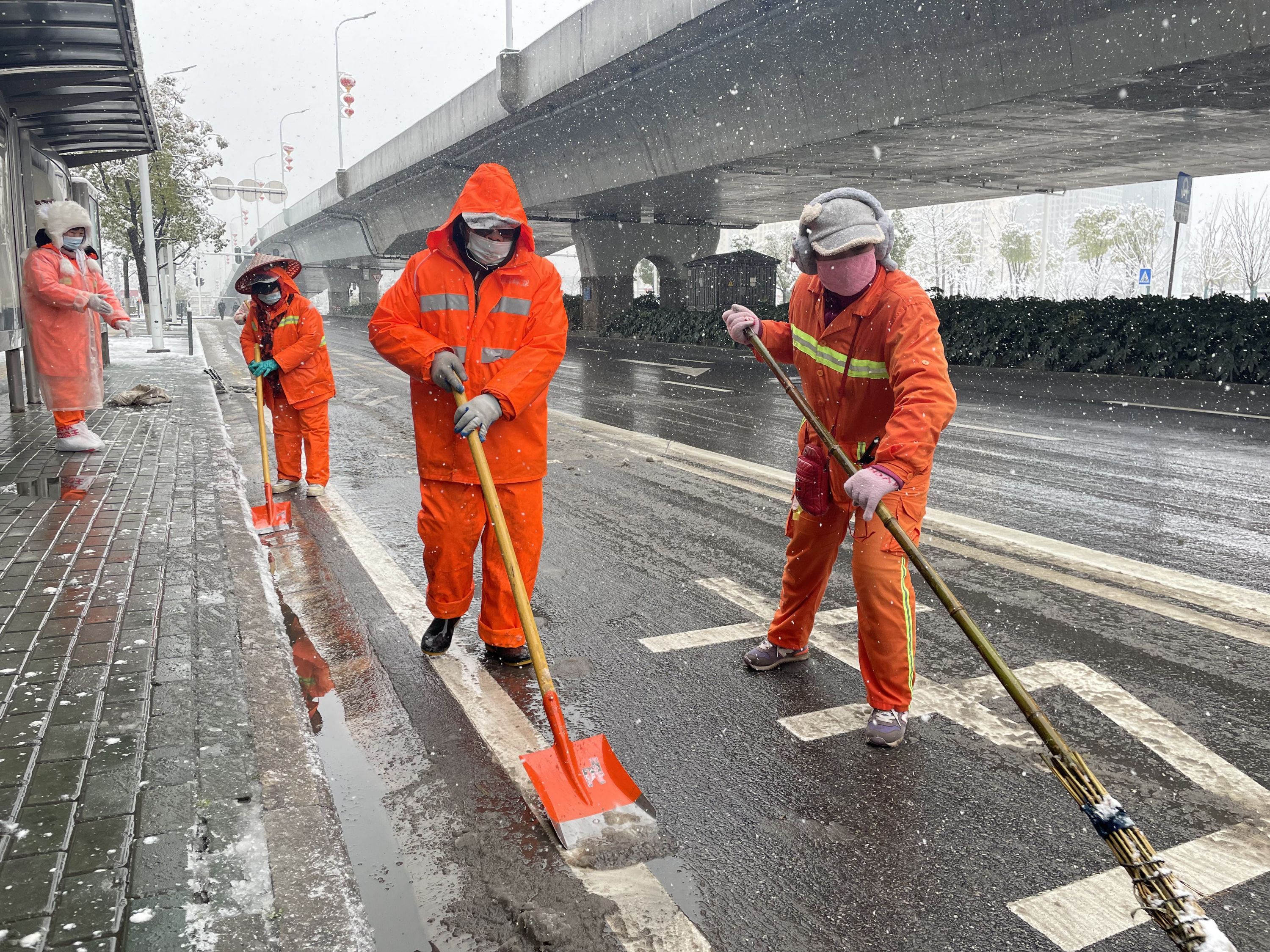 大雪中,环卫工辟出一条通畅乘车路,衣服都被雪打湿了-荆楚网-湖北日报