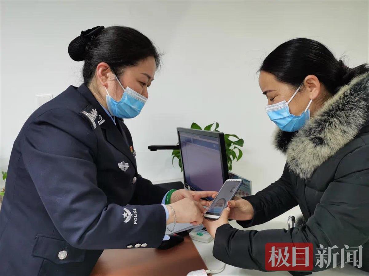 宜昌公安服务窗口春节不打烊巾帼户籍警手机开启响不停模式