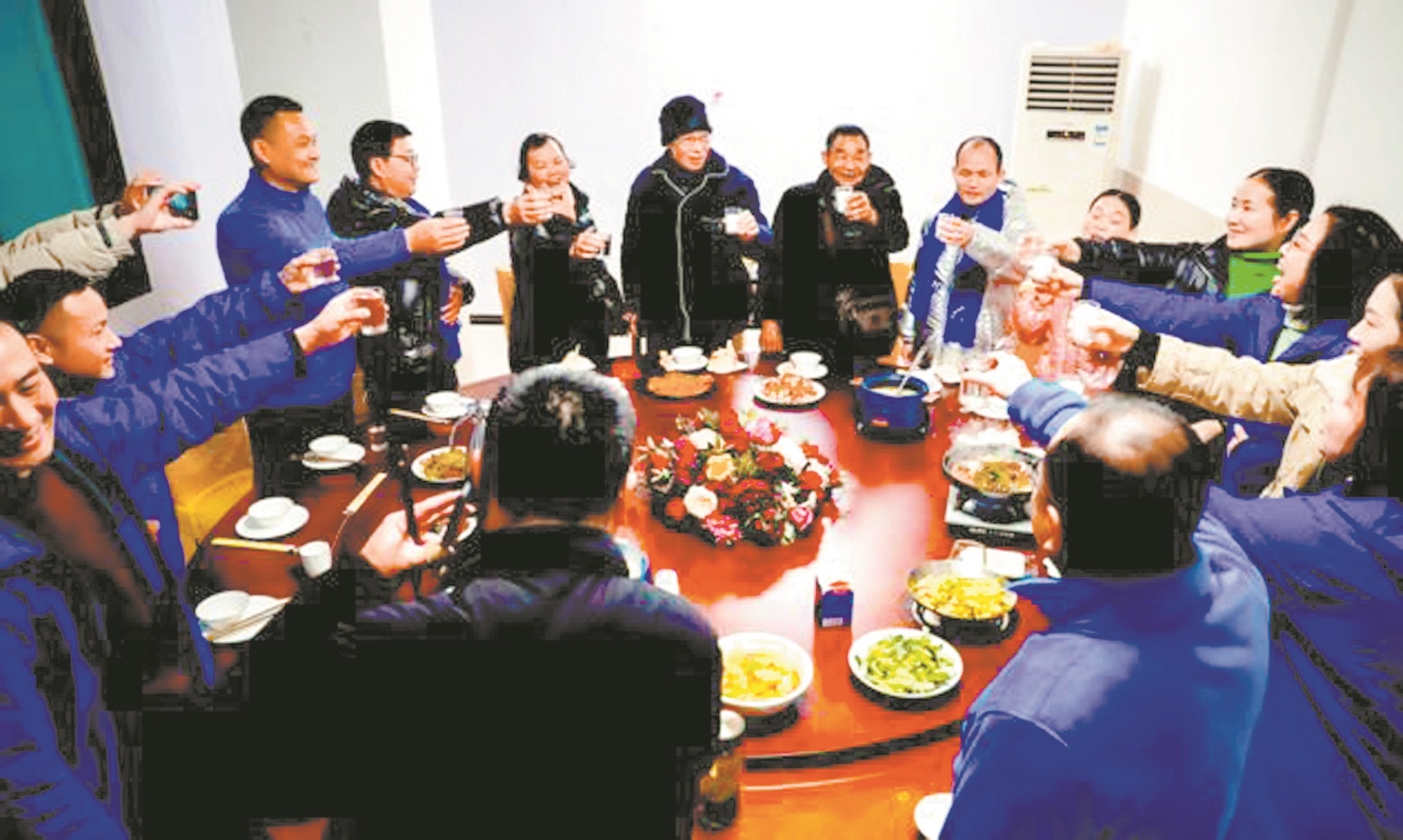 孤寡老人吃團年飯,享天倫之樂楚天都市報極目新聞訊(記者高偉 通訊員