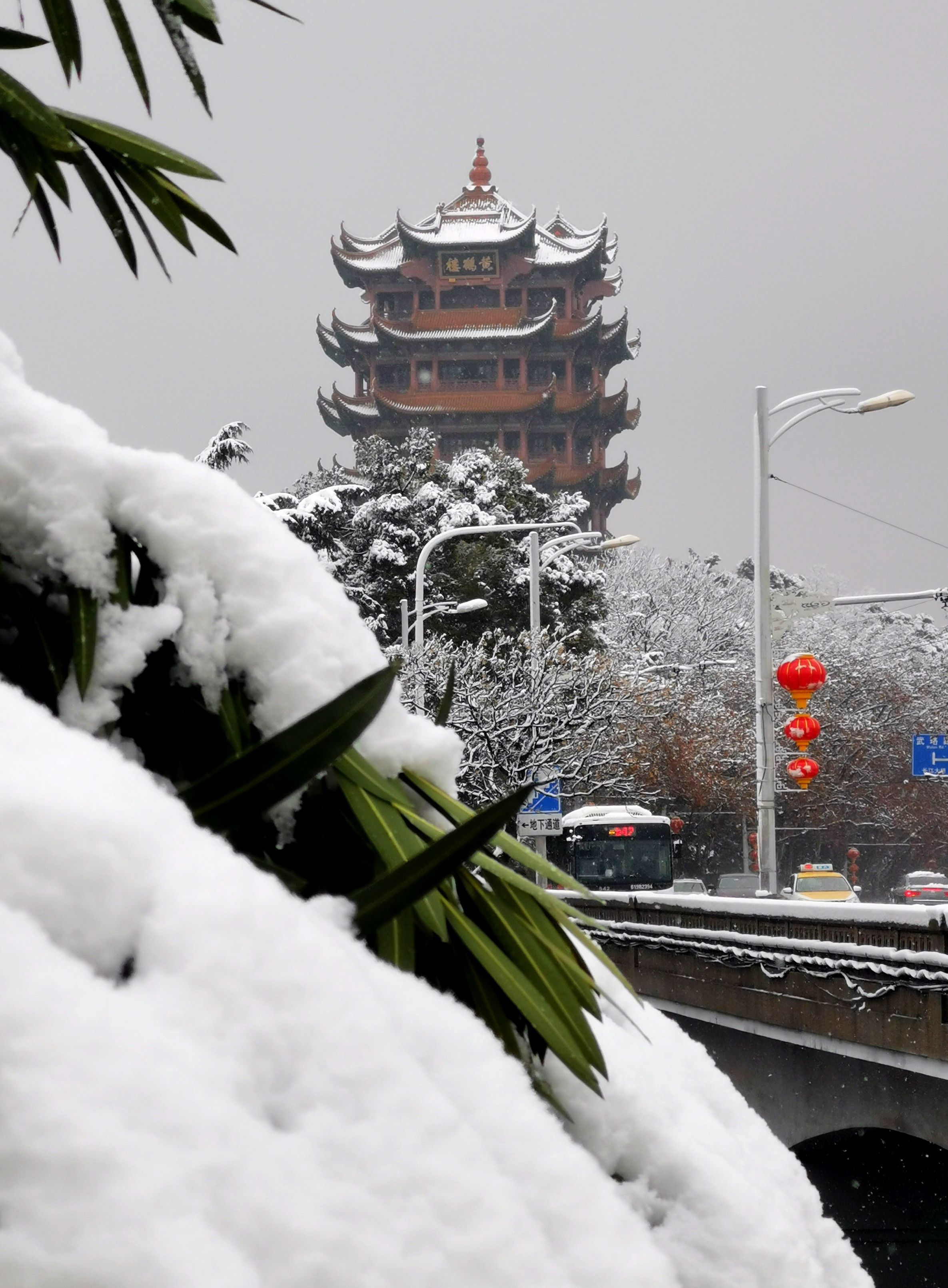 岭头飞雪日图片