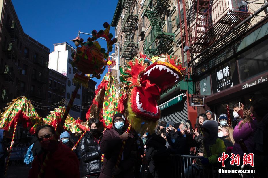 当地时间2月20日,美国纽约曼哈顿唐人街举行新春爱心大游行,数万民众