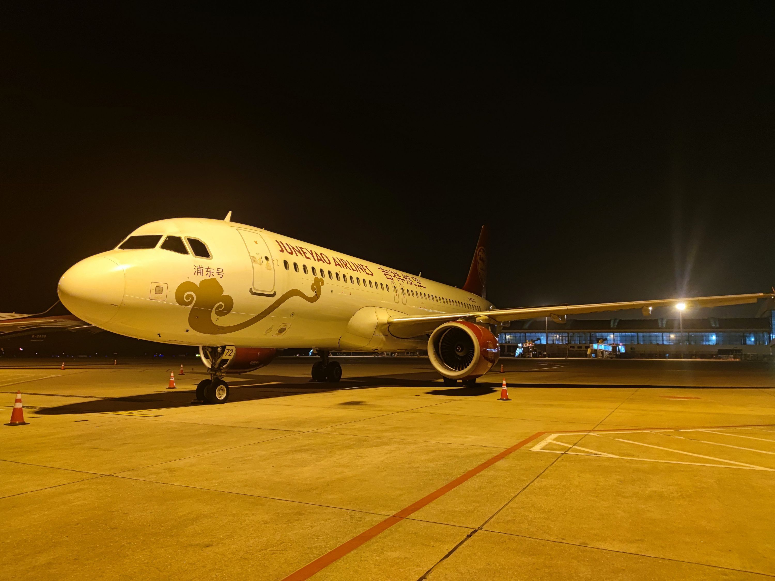 吉祥航空客机风挡玻璃出现裂纹备降武汉天河机场维修完毕将于今日返沪