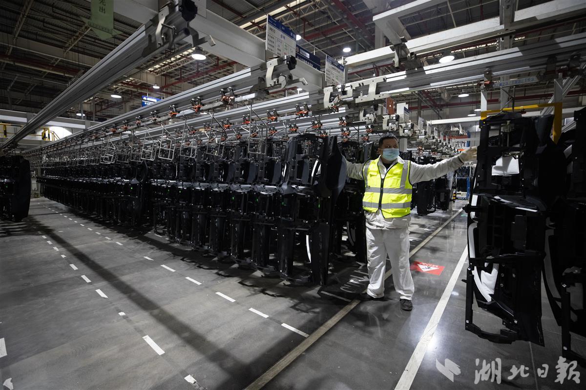 摄)新春伊始,位于武汉经开区的东风佛吉亚汽车内饰有限公司工作人员全