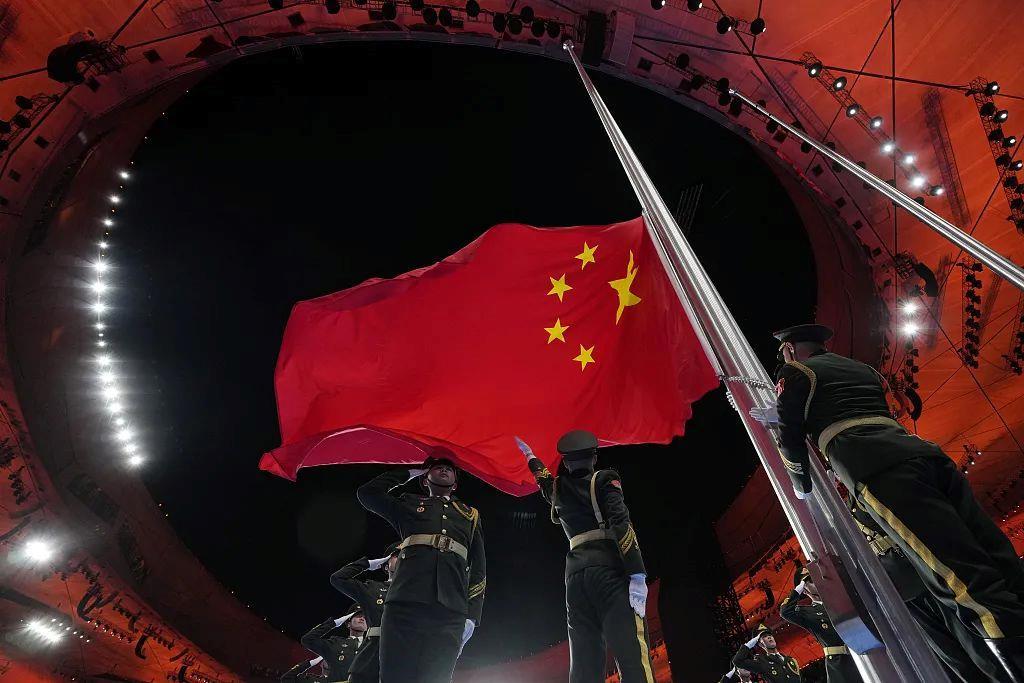 终于他的左手的挥旗动作准确有力地达到了标准在开幕式上圆满地完成了