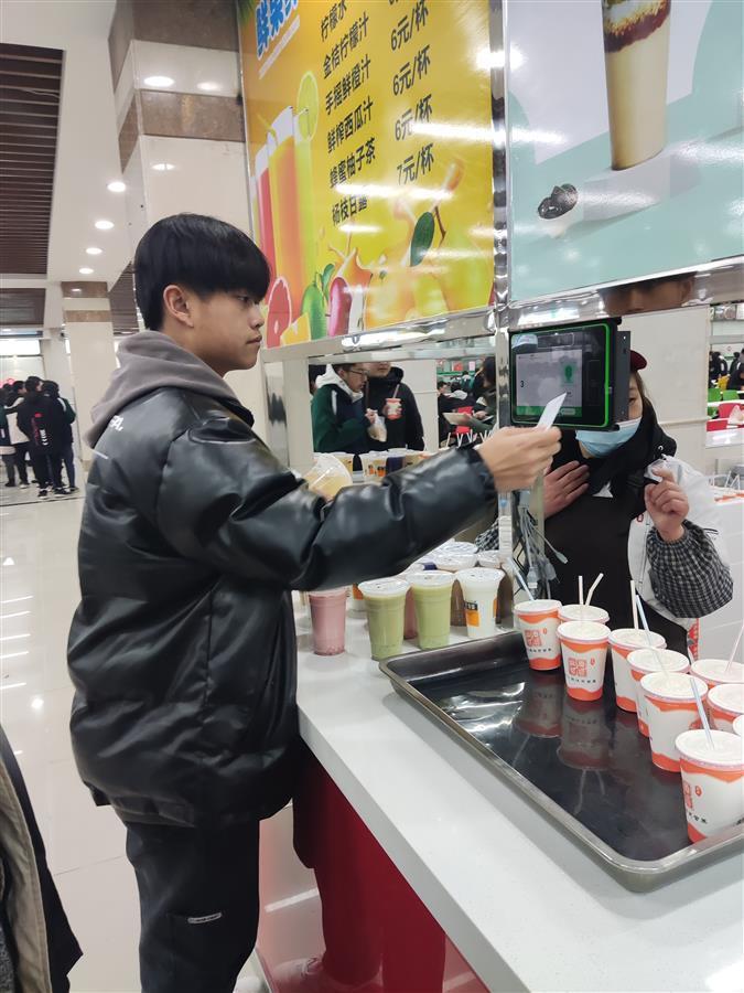 食堂经营权收归校方新洲四中2000师生开学吃上可口饭菜