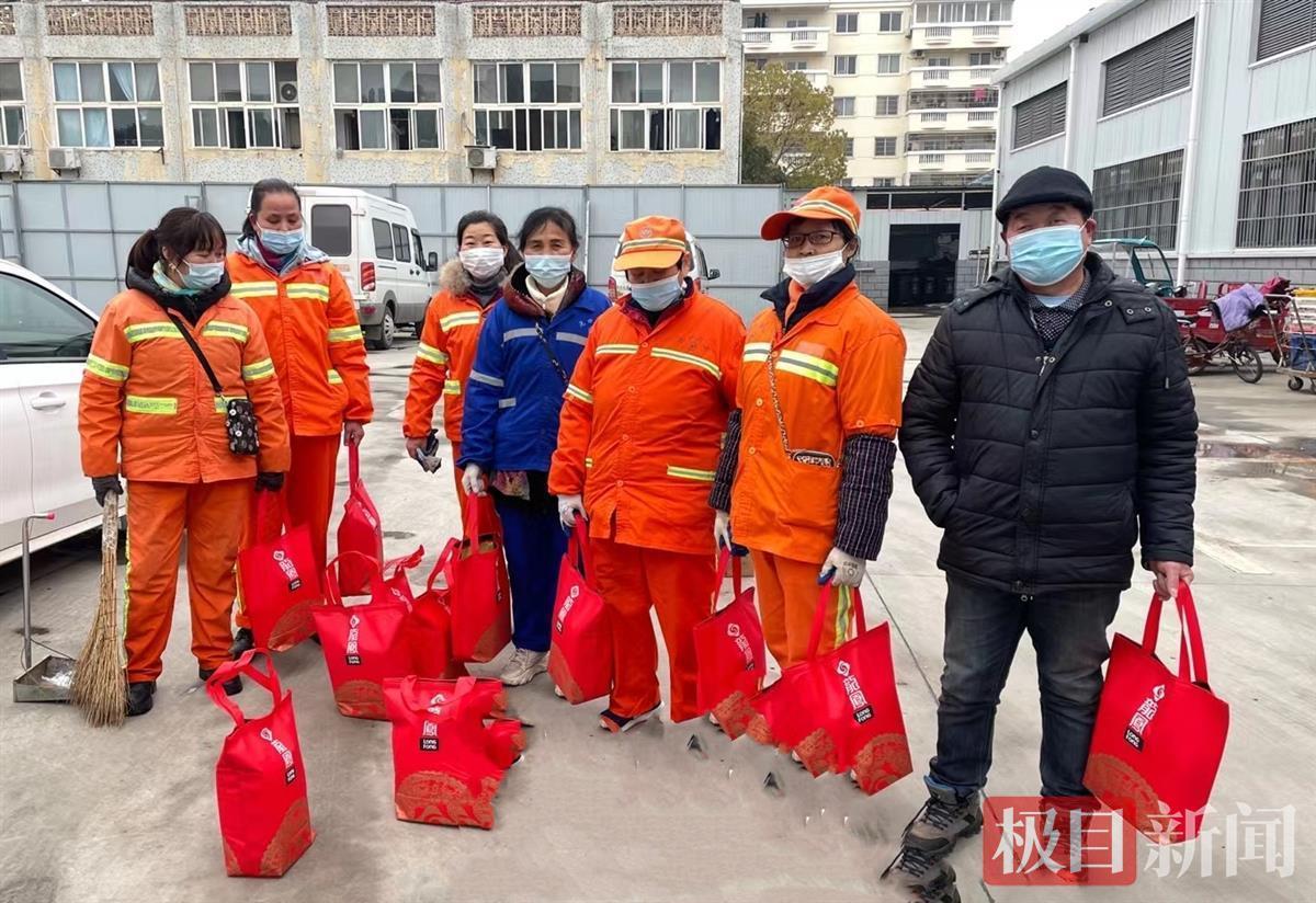 下午3時,工作人員將元宵分別送到轄區環衛工人的工作崗位上,遞交到