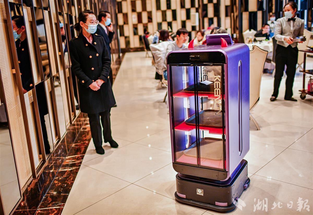 该店除了启用送餐机器人来为食客服务之外,还"请"迎宾机器人为顾客带
