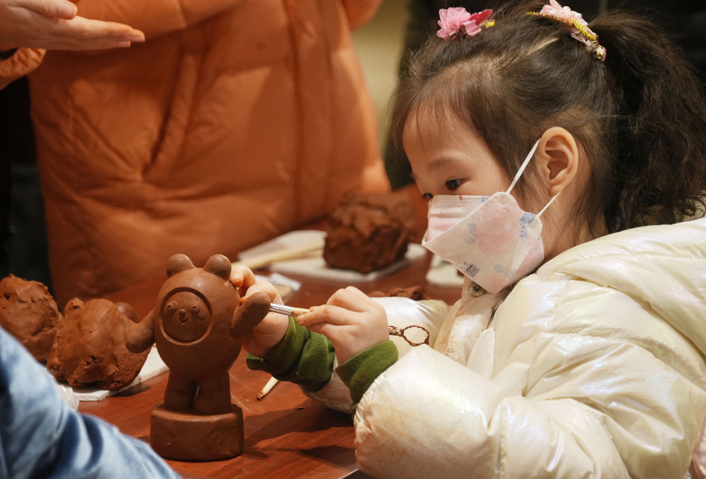 做个元宵版冰墩墩孩子们跟非遗大师体验非遗制作