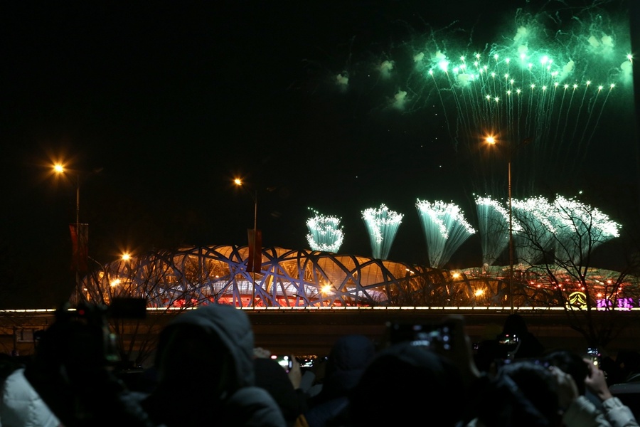 北京冬奥会举行开幕式绚烂焰火点亮鸟巢