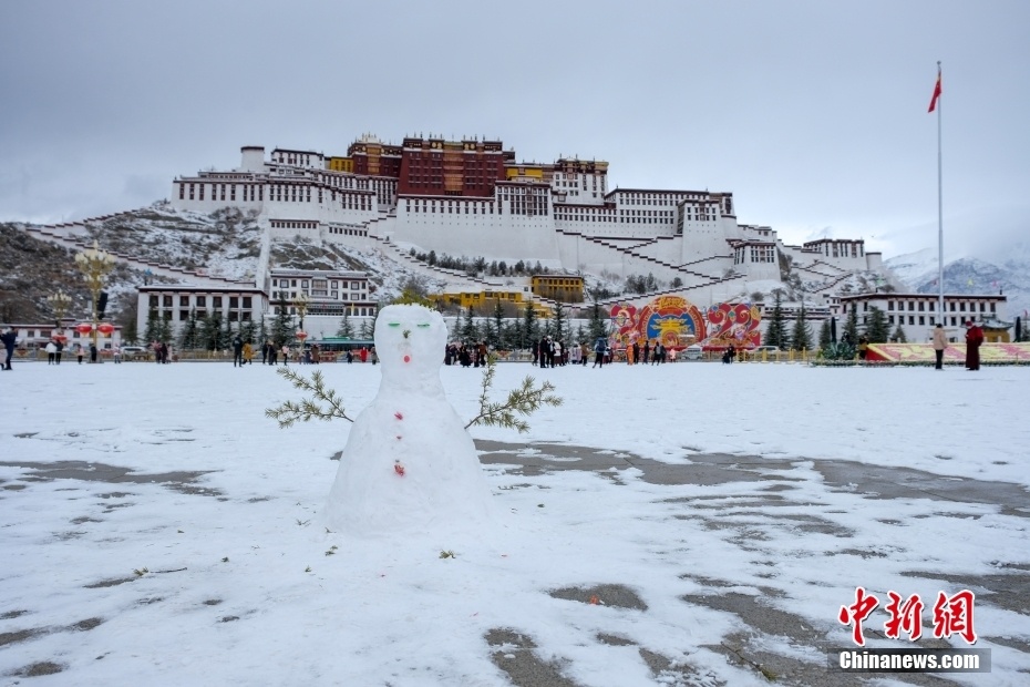 2月5日,拉萨布达拉宫广场上,用积雪堆的雪人.