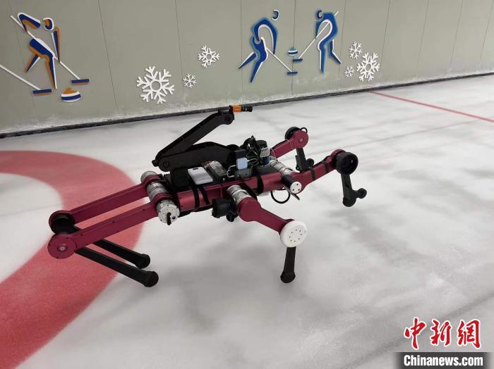 沪科研团队研发的仿人投壶六足机器人完成冬奥会首秀