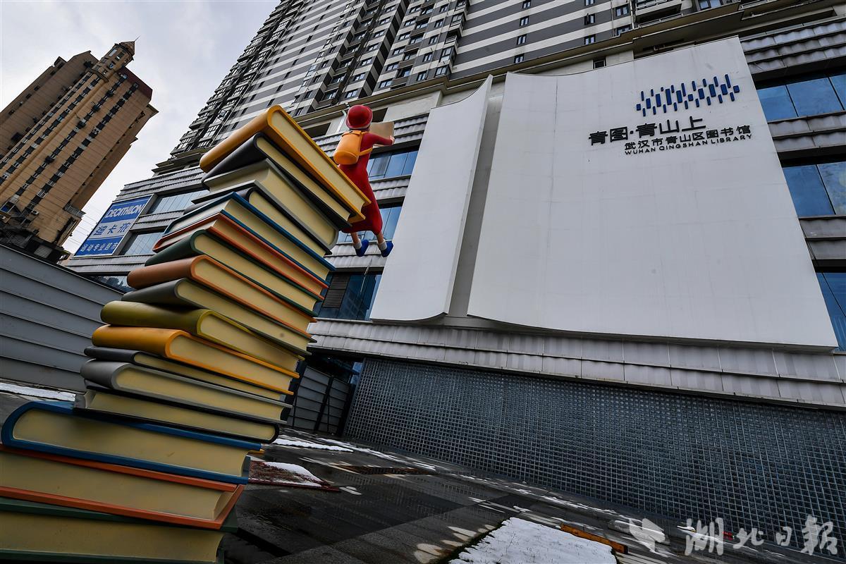 据了解,该图书馆位于和平大道建设五路印象城内,总建筑面积