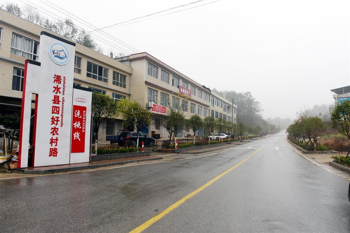 大别山区的湖北浠水县洗马镇小金山村村民李焕春,打开家门,骑上电动车