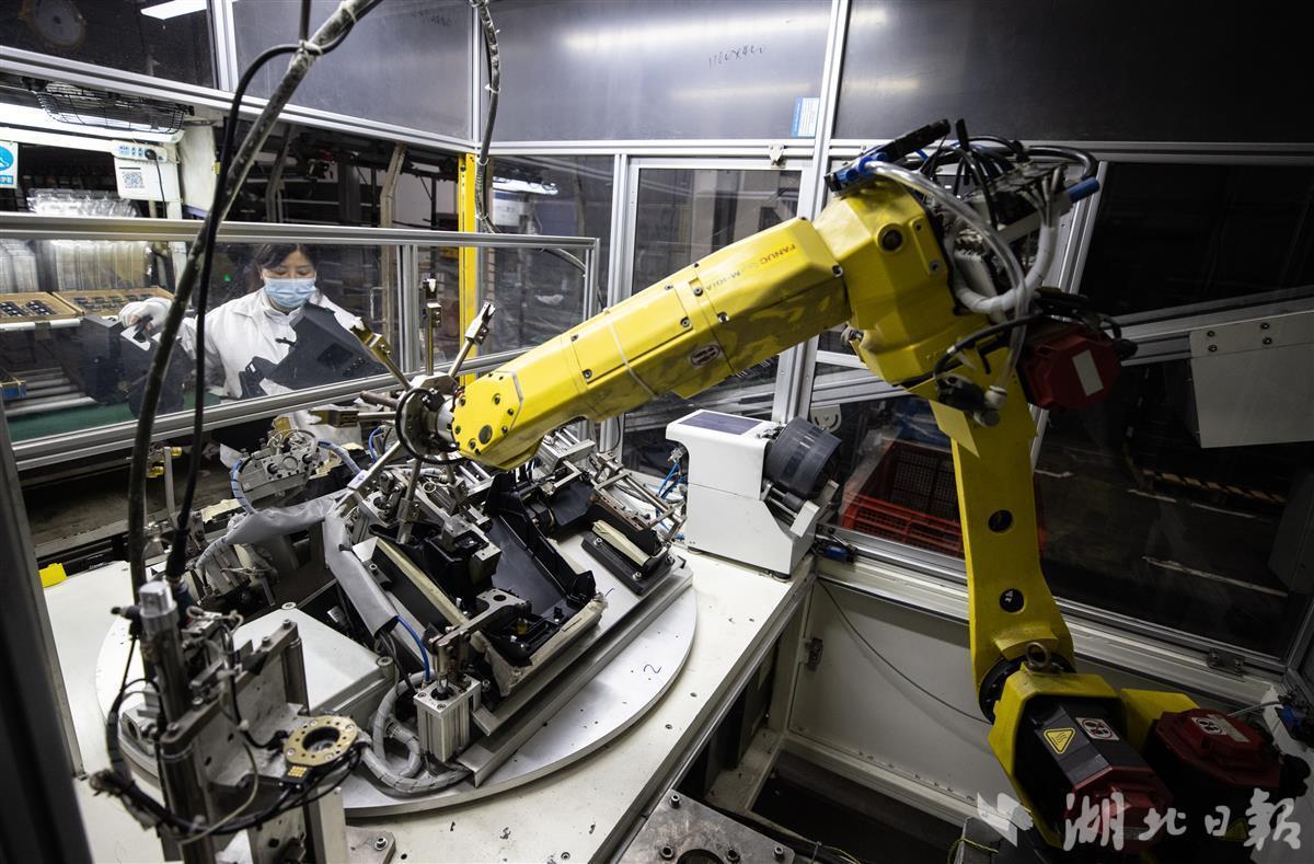 摄)新春伊始,位于武汉经开区的东风佛吉亚汽车内饰有限公司工作人员全