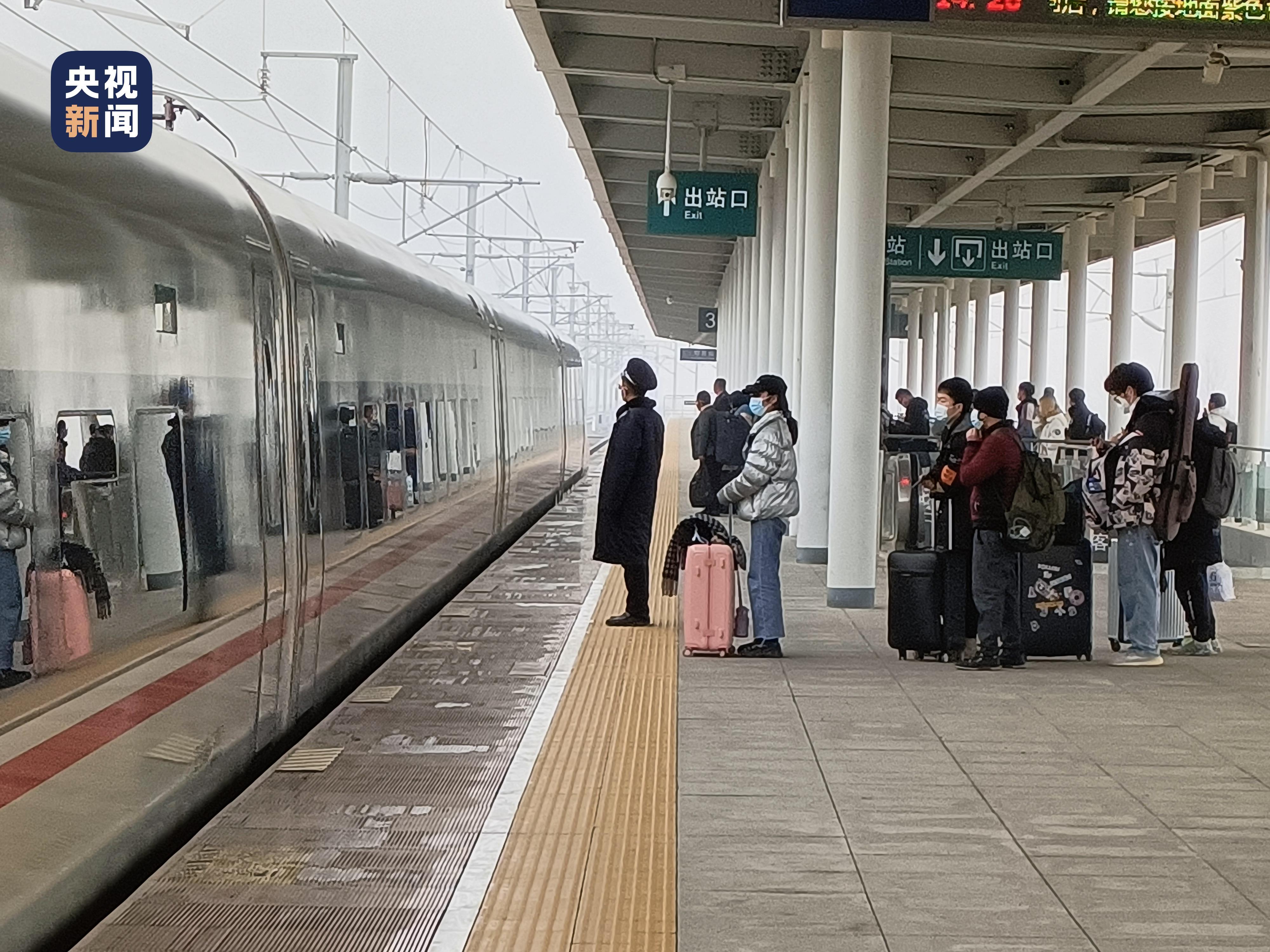 西安至汉中加开多趟动车助力游客感受"汉风大年"