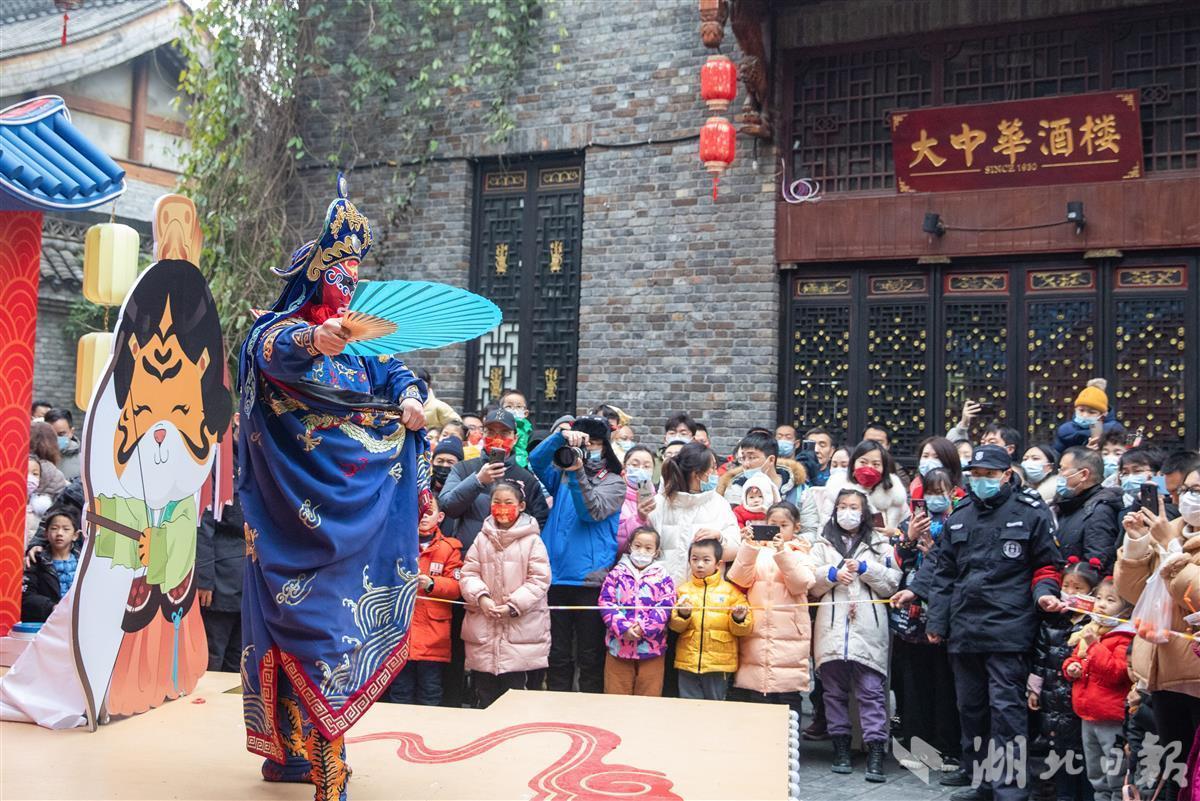 赏花灯看表演汉口里好戏连台过大年