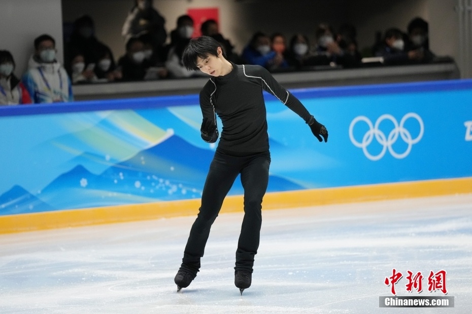 日本花樣滑冰選手羽生結弦進行賽前訓練