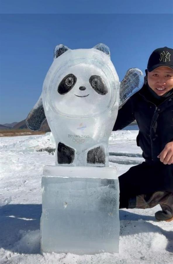 吉林一男子6小时雕刻出冰墩墩网友货真价实