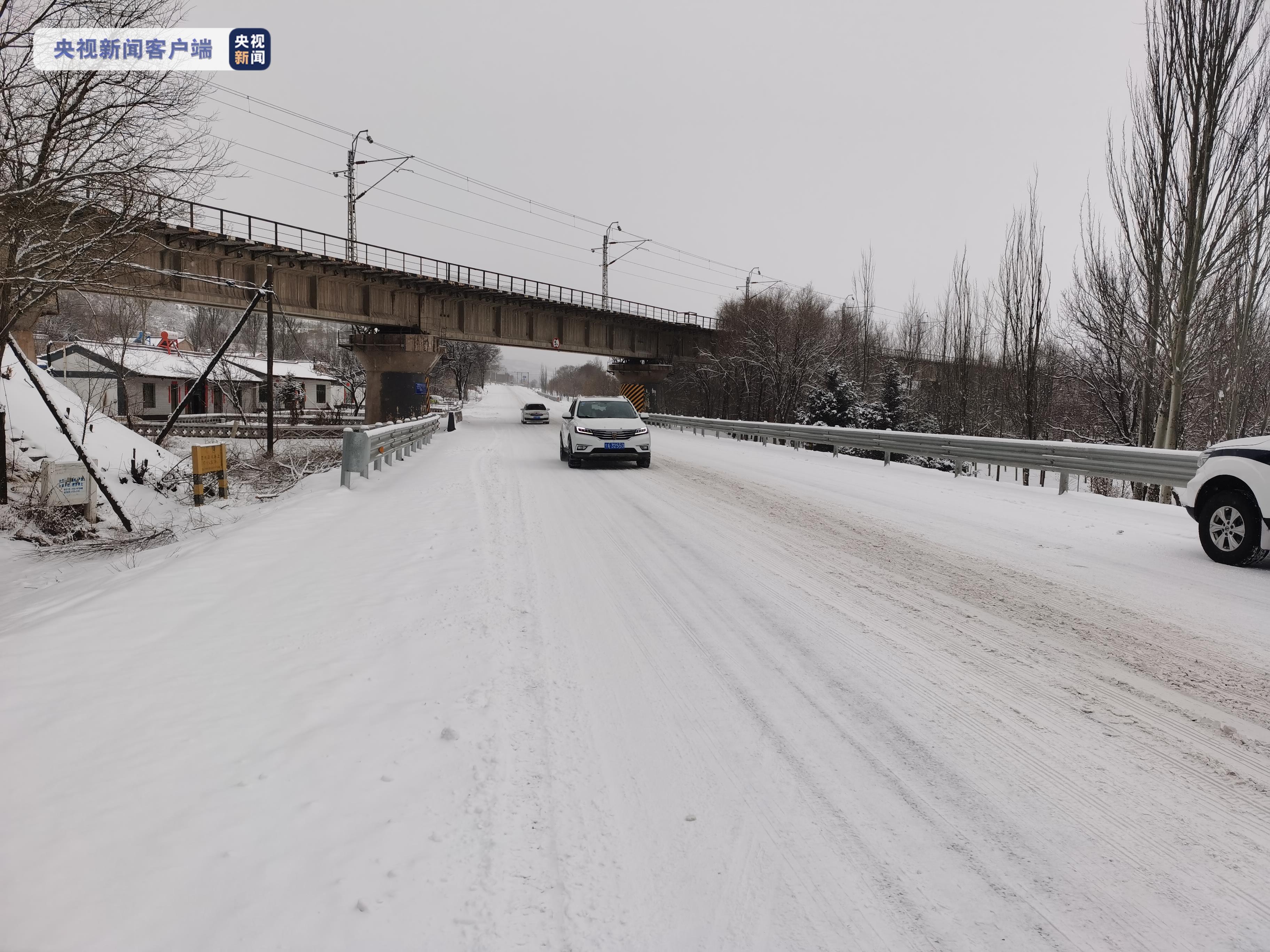 宁夏中南部出现大范围降雪天气境内多条高速公路实施临时交通管制