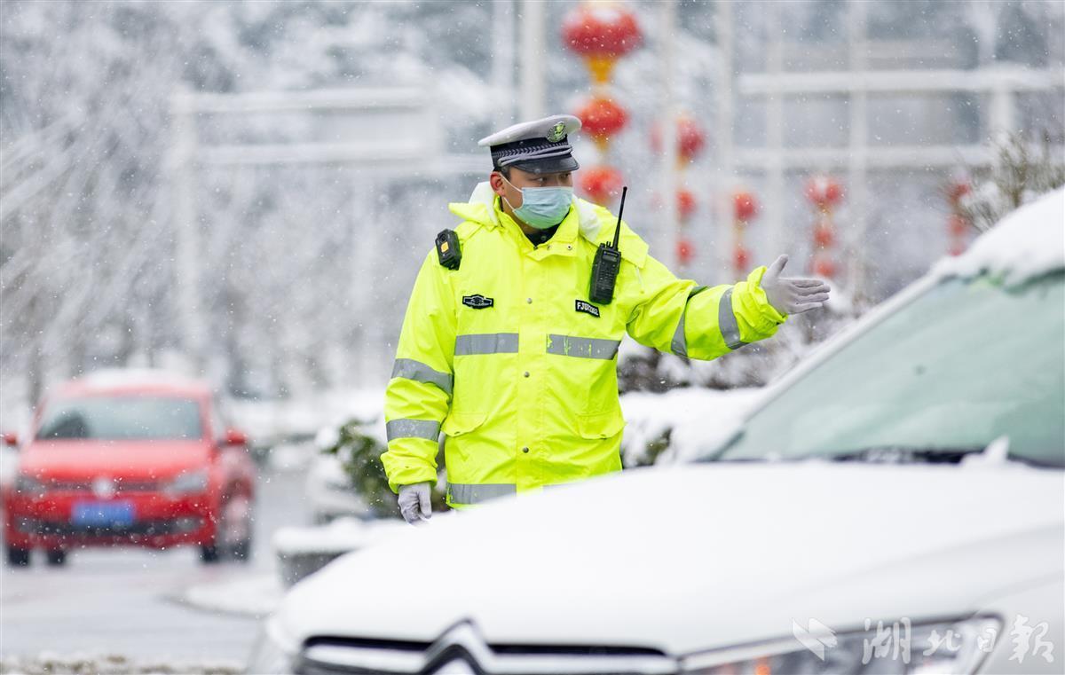 警察雪中执勤图片